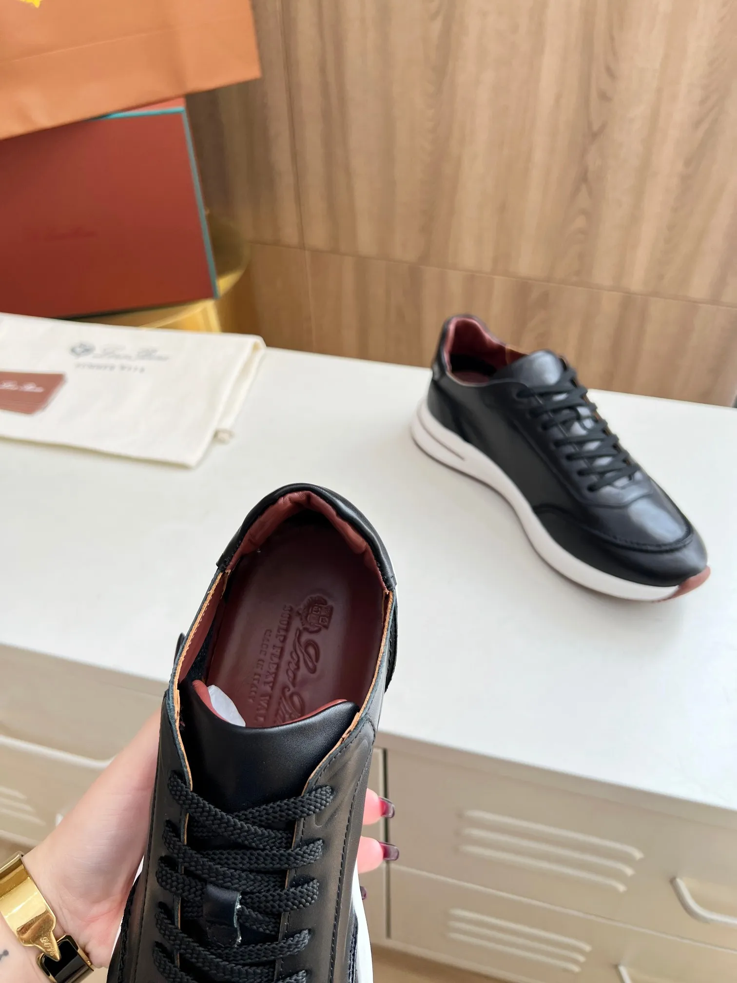 Men's Men's Shoes 💰620 👑Loro Piana* Purchase the original 1:1 copy. Founded the existing Loro Piana company on April 24, 1924. It is now the sixth generation of family business, providing high-quality products to customers who are discerning about taste and quality. Imported calfskin fabrics. The interior is made of imported A-grade water-dyed cow lining. 💝 Focus on top quality, pay for what you pay, and compare the inner details. Original authentic packaging. Code number: 39-45
